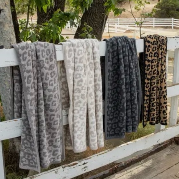 Barefoot Dreams In The Wild Throw Blanket Cream/Stone - Picture 5 of 8